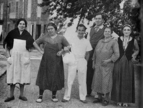 Deya, Mallorca: Karl Goldschmidt, Robert Graves, Laura Riding, and some village women